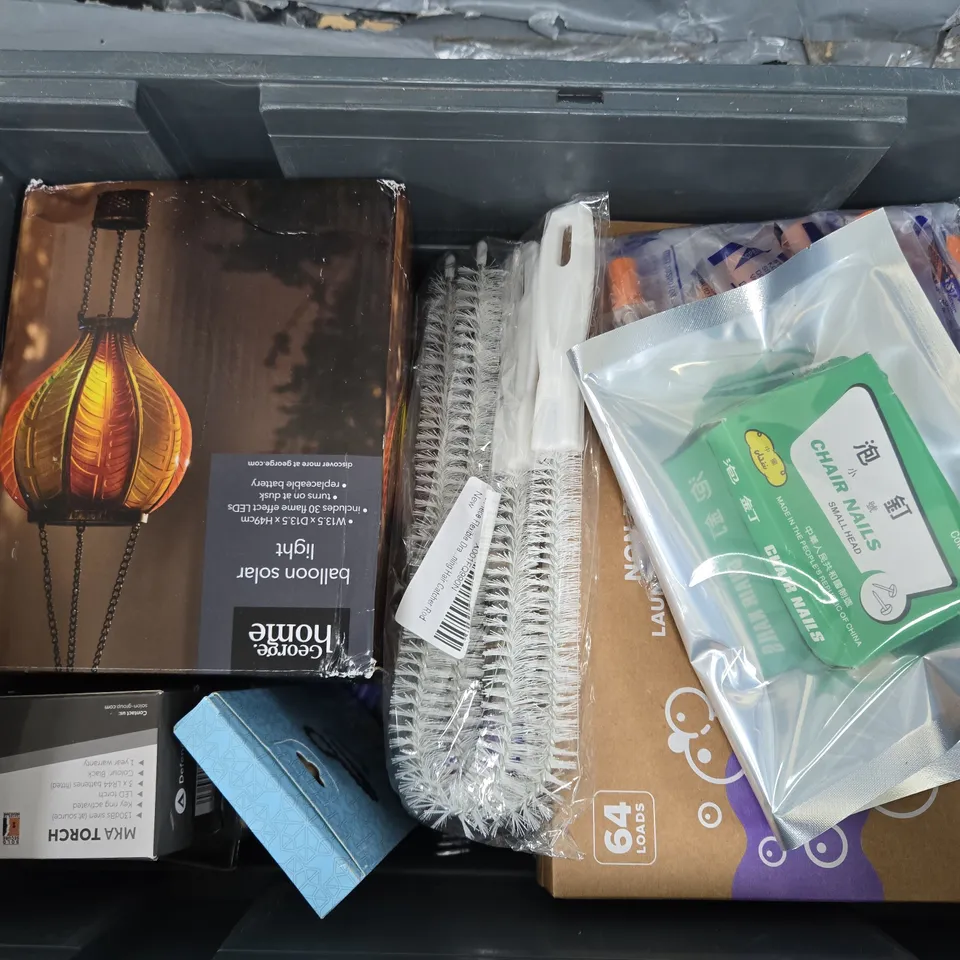 APPROXIMATELY 18 ASSORTED HOUSEHOLD ITEMS TO INCLUDE BALLOON SOLAR LIGHT, DELONGHI ECODECALK MINI, LAUNDRY DETERGENT, ETC
