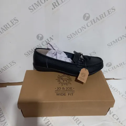 BOXED PAIR OF JO & JOE NAUTICAL PUMP BLACK SIZE 7