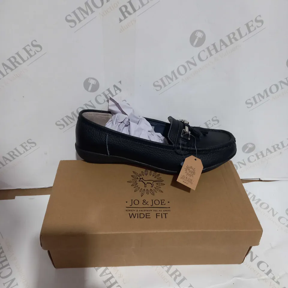 BOXED PAIR OF JO & JOE NAUTICAL PUMP BLACK SIZE 7