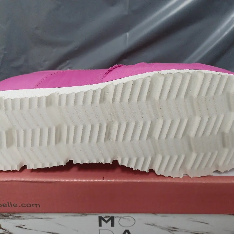 BOXED MODA IN PELLE ANETTE LEATHER BOW TWIST UPPER WITH FLEX SOLE TRAINERS IN FUSCHIA - SIZE 40