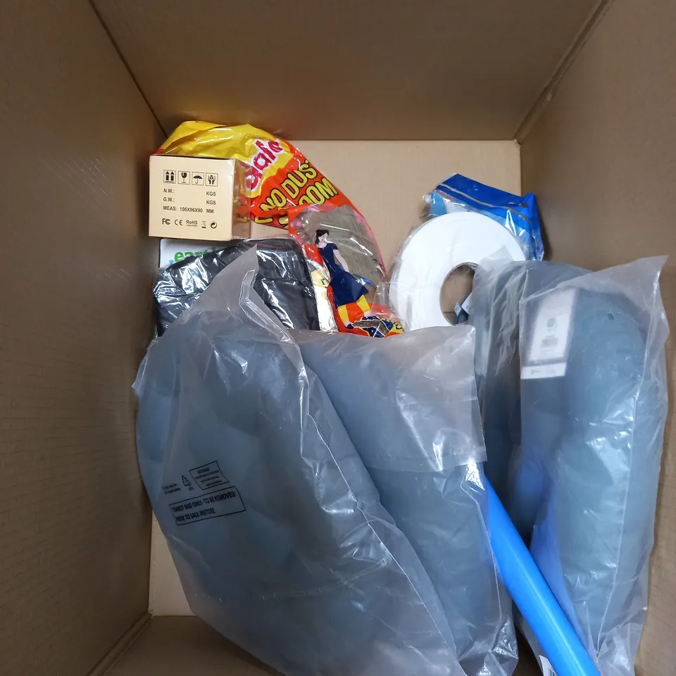 BOX OF APPROXIMATELY 10 HOUSEHOLD ITEMS TO INCLUDE - SEAT CUSHIONS - DESK MOUNT WEBCAM STAND - EARTH BREEZE LAUNDRY DETERGENT SHEETS - ETC