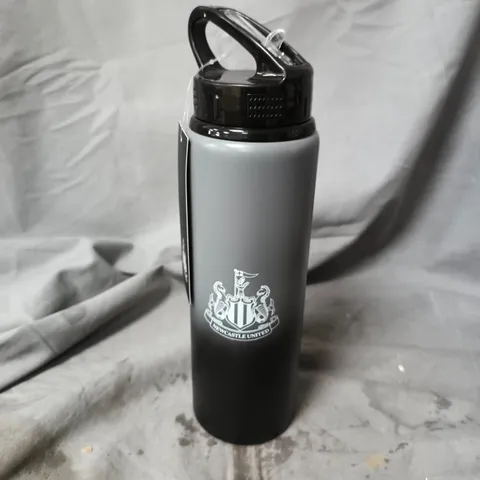 NEWCASTLE UNITED STAINLESS STEEL SPORTS BOTTLE WITH CLIP LID – BLACK TO GREY GRADIENT