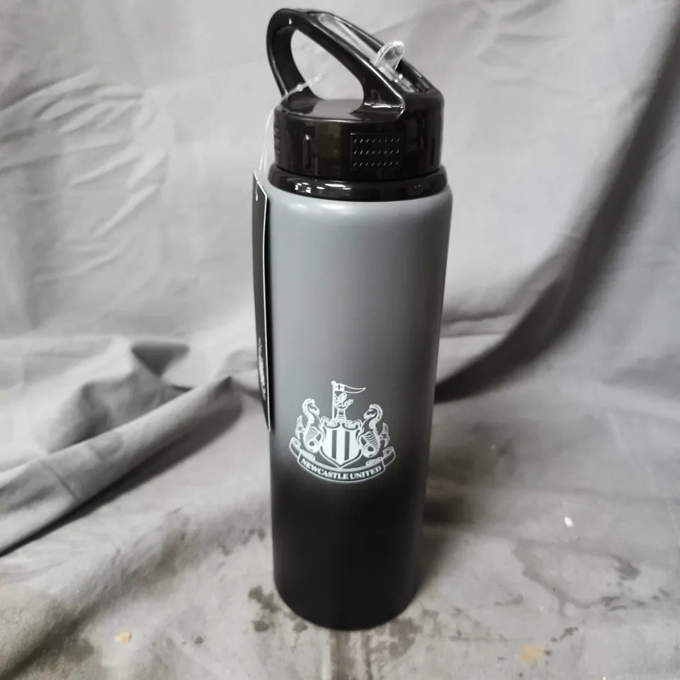 NEWCASTLE UNITED STAINLESS STEEL SPORTS BOTTLE WITH CLIP LID – BLACK TO GREY GRADIENT
