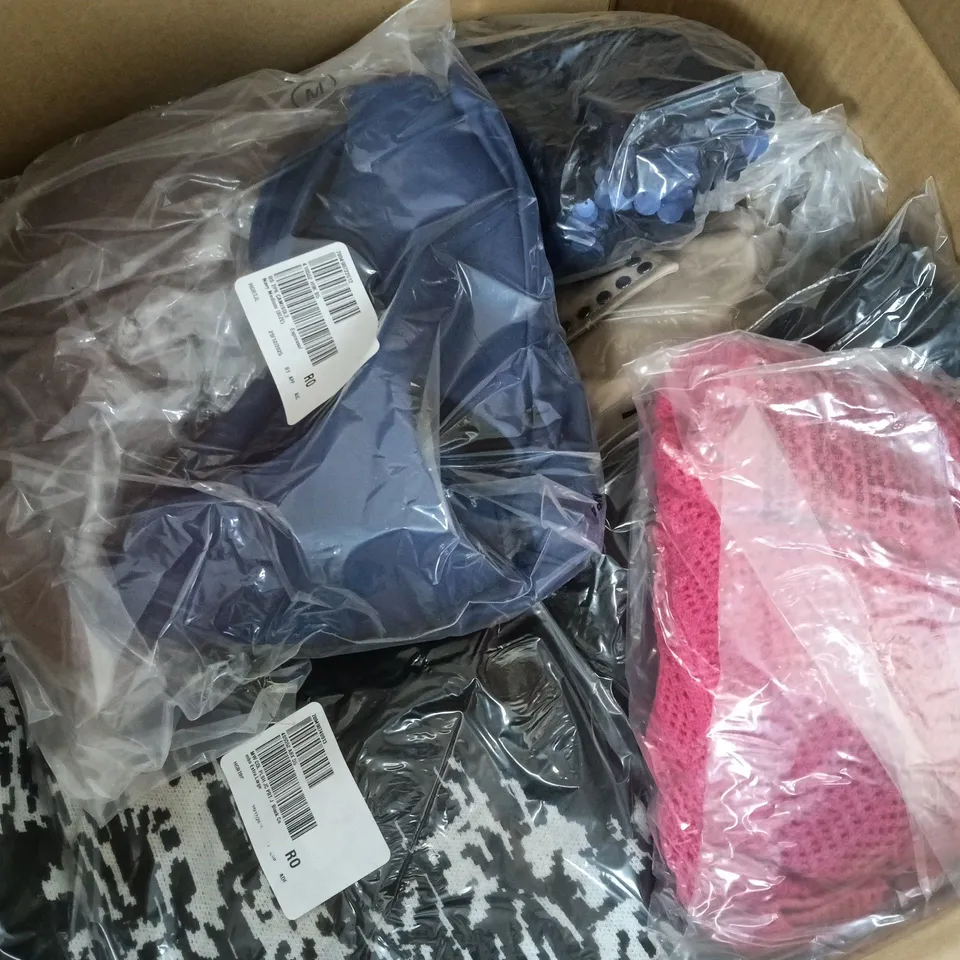 APPROXIMATELY 30 ASSORTED CLOTHING ITEMS IN VARIOUS SIZES, COLOURS & STYLES TO INCLUDE BRANDS SUCH AS APRICOT, RHONDA SHEAR, WYNNE COLLECTION, ETC - COLLECTION ONLY
