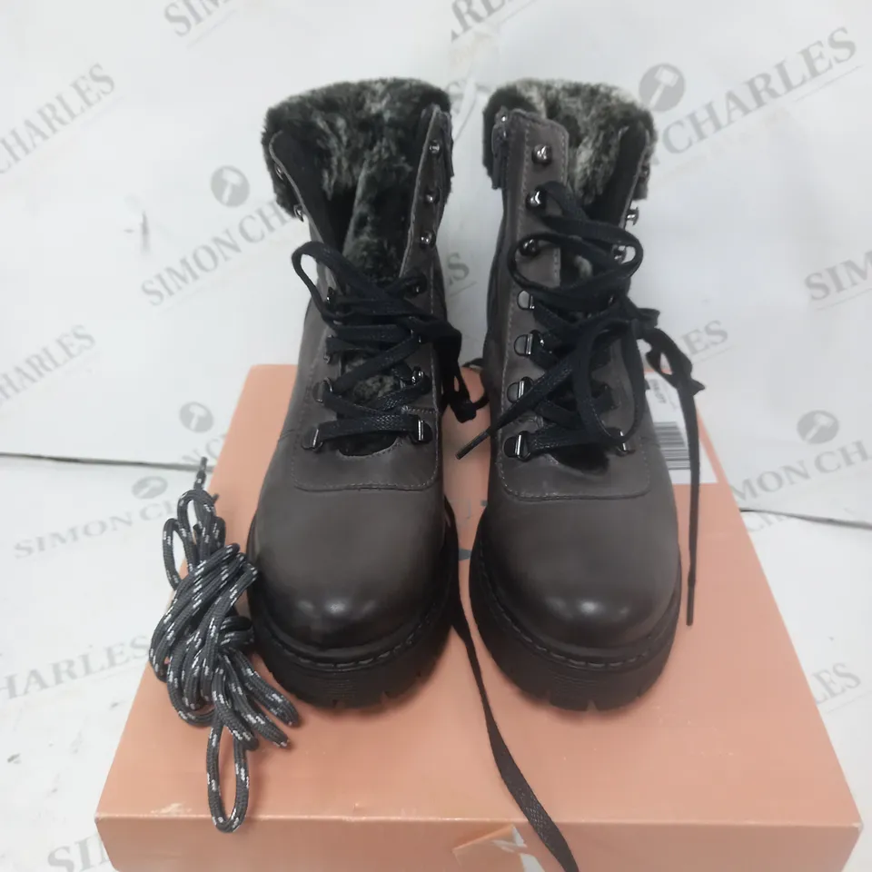 BOXED MODA IN PELLE CHALOTT GREY LEATHER LACED BOOTS SIZE 7