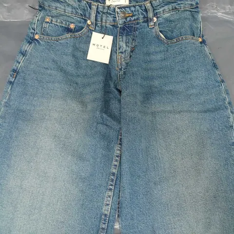 MOTEL ROOMY LOW RISE JEANS IN BLUE SIZE W26/L32