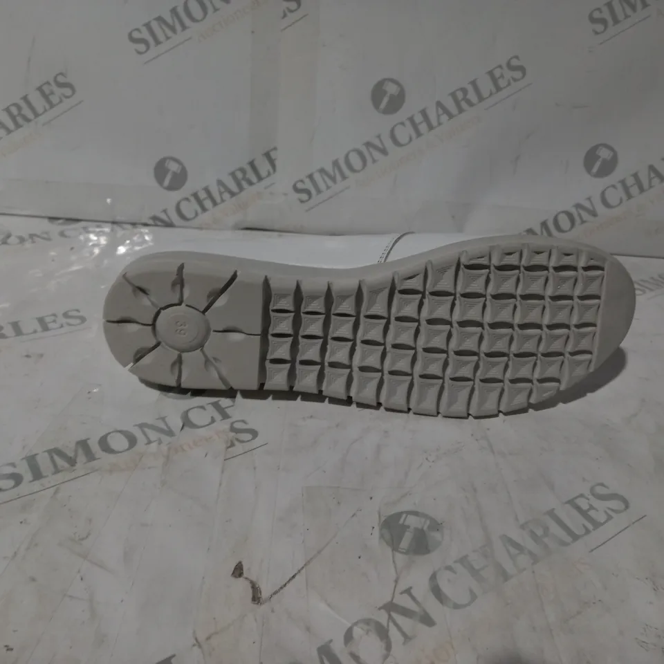 BOXED PAIR OF ADESSO TRAINERS IN WHITE UK SIZE 6