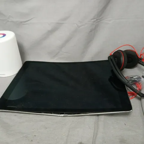 BOX OF APPROXIMATELY 8 ASSORTED HOUSEHOLD ITEMS TO INCLUDE: TOUCH DIM LIGHT, BENT IPAD AND HEADPHONES