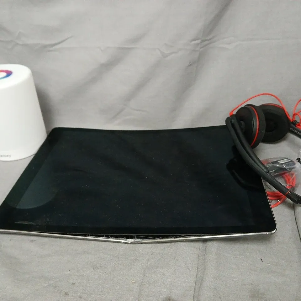 BOX OF APPROXIMATELY 8 ASSORTED HOUSEHOLD ITEMS TO INCLUDE: TOUCH DIM LIGHT, BENT IPAD AND HEADPHONES