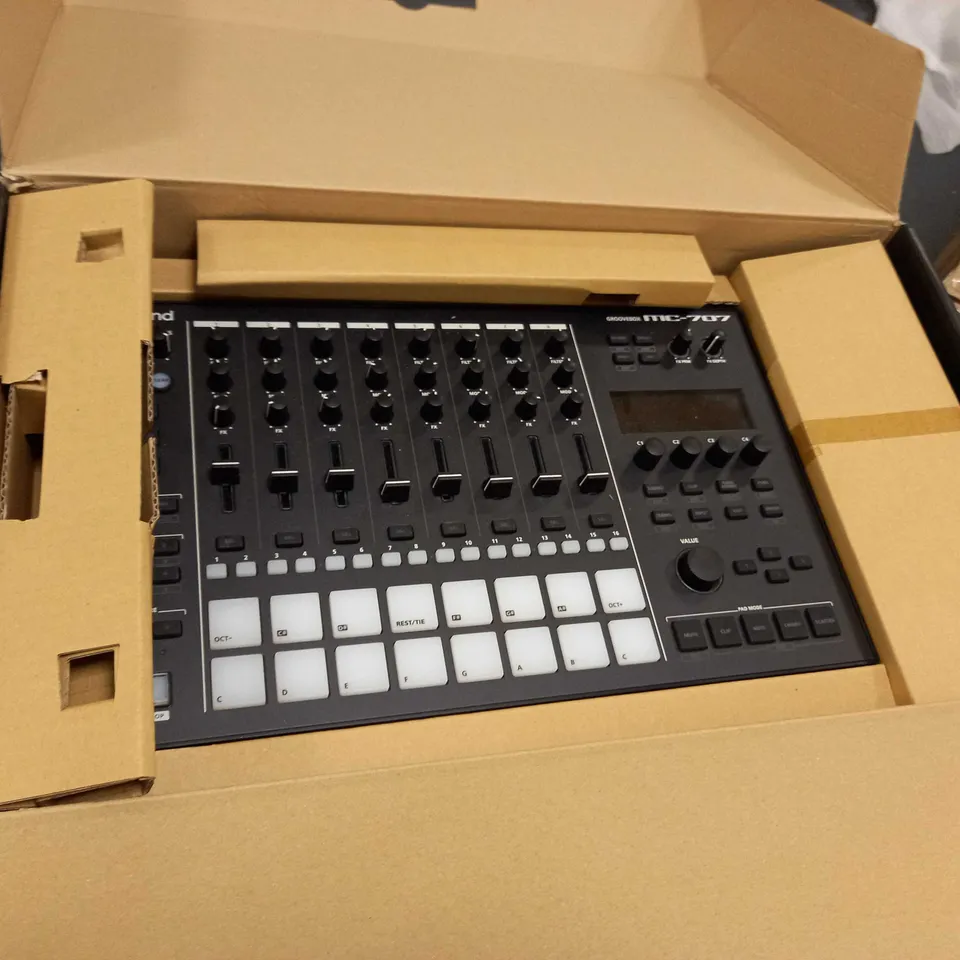 ROLAND GROOVEBOX MC-707