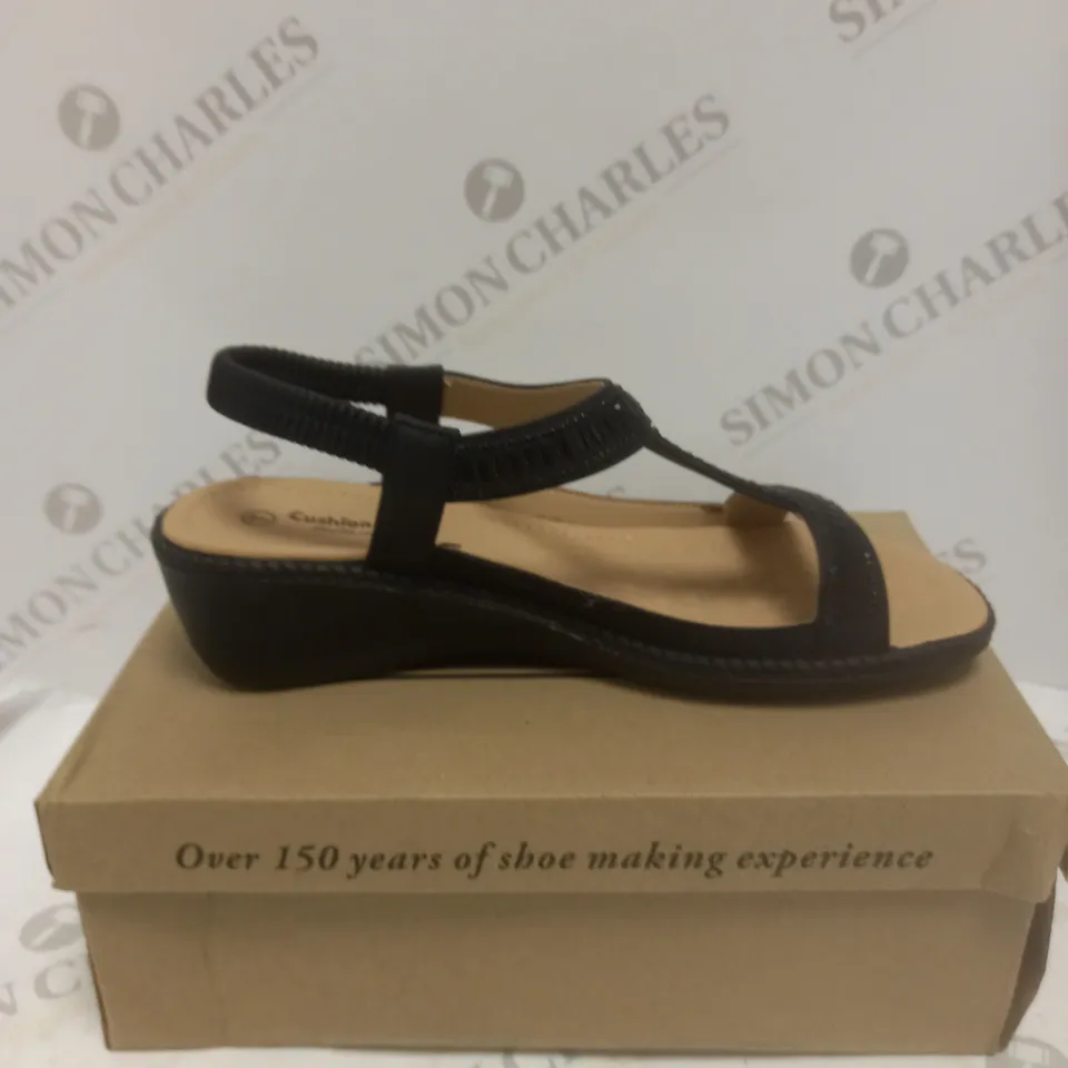 BOXED PAIR OF CUSHION WALK DIAMANTE T BAR SANDALS IN BLACK - SIZE 7