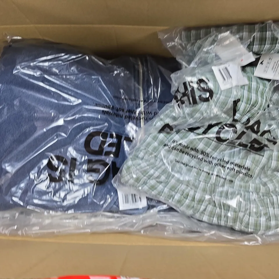 APPROXIMATELY 15 ASSORTED CLOTHING ITEMS IN VARIOUS SIZES, COLOURS & STYLES TO INCLUDE ZIP THROUGH HOODIE, HALTER MIDI DRESS, CROPPED BOXY TEE, ETC