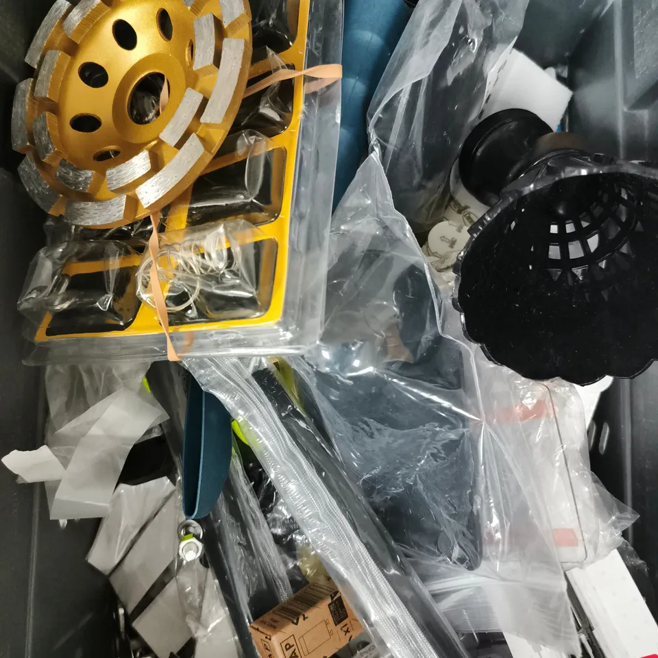 APPROXIMATELY 20 ASSORTED HOUSEHOLD PRODUCTS TO INCLUDE DIGITAL THERMOMETER, GOLF BALLS, DOOR HINGE ETC 