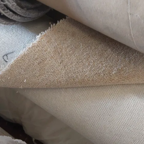ROLL OF QUALITY LINGDALE ELITE HAWES CARPET - APPROXIMATELY 5 x 1.99m