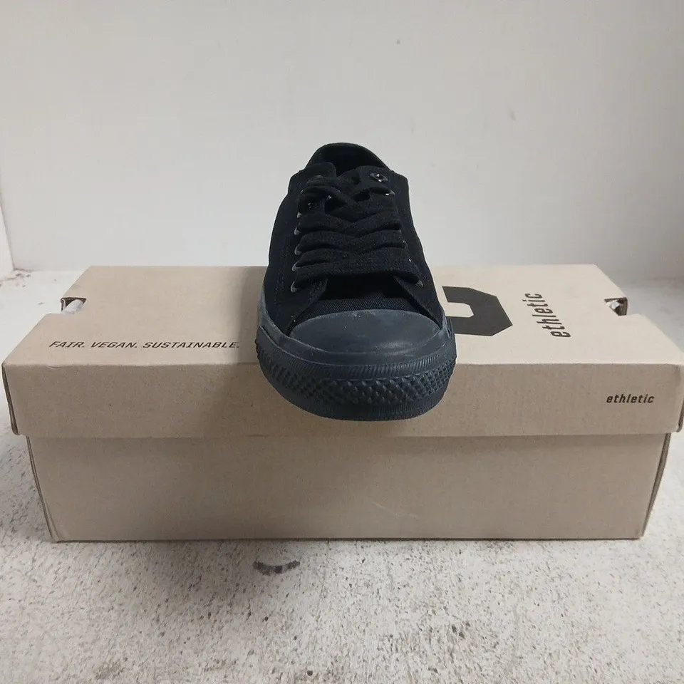 BOXED PAIR OF ETHLETIC SHOES IN BLACK SIZE UK 6