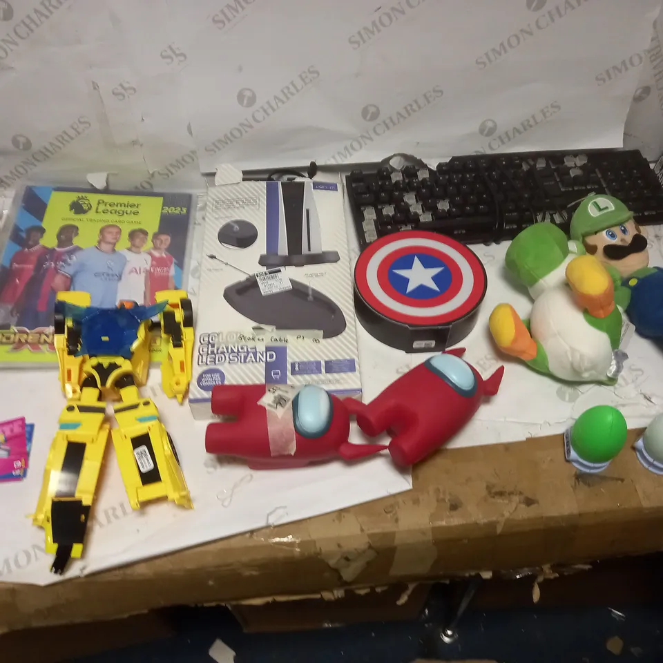 LOT OF APPROXIMETLY 25 TOYS TO INCLUDE WIRELESS GAMING MOUSE, YOSHI PLUSH, AND POKEMON CHARMANDER SALAMECHE ETC.