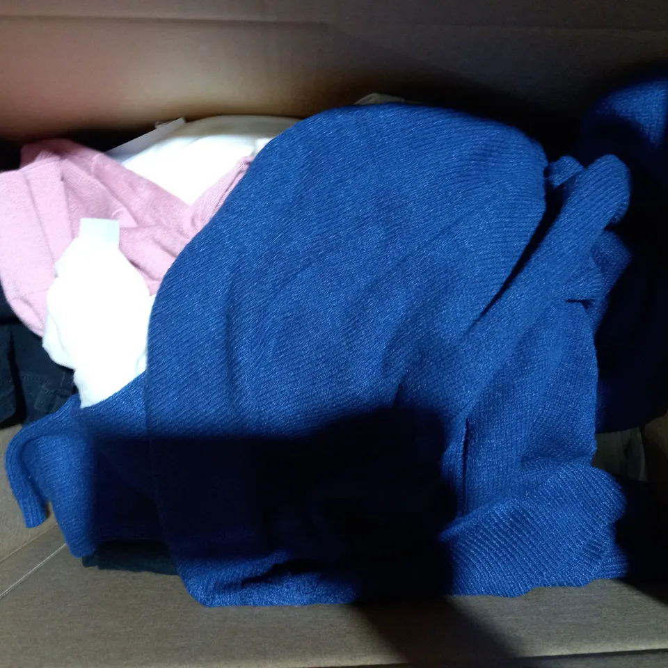 BOX OF APPROXIMATELY 15 ASSORTED CLOTHING & FASHION ITEMS TO INCLUDE FRANK USHER JUMPER IN BLUE SIZE S/M, HALSTON PANTS IN GREEN SIZE M, CUDDL DUDS TOP IN WHITE SIZE XL, ETC