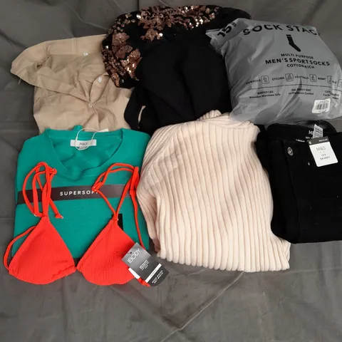 APPROXIMATELY 20 ASSORTED CLOTHING ITEMS IN VARIOUS SIZES AND STYLES TO INCLUDE - DRESS, PYJAMAS, SOCKS, ETC