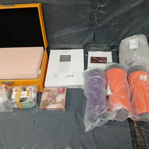 LARGE BOX OF APPROXIMATELY 15 ASSORTED HOUSEHOLD GOODS TO INCLUDE EGG HOLDERS, COASTERS, AND PHOTO FRAME ETC. 