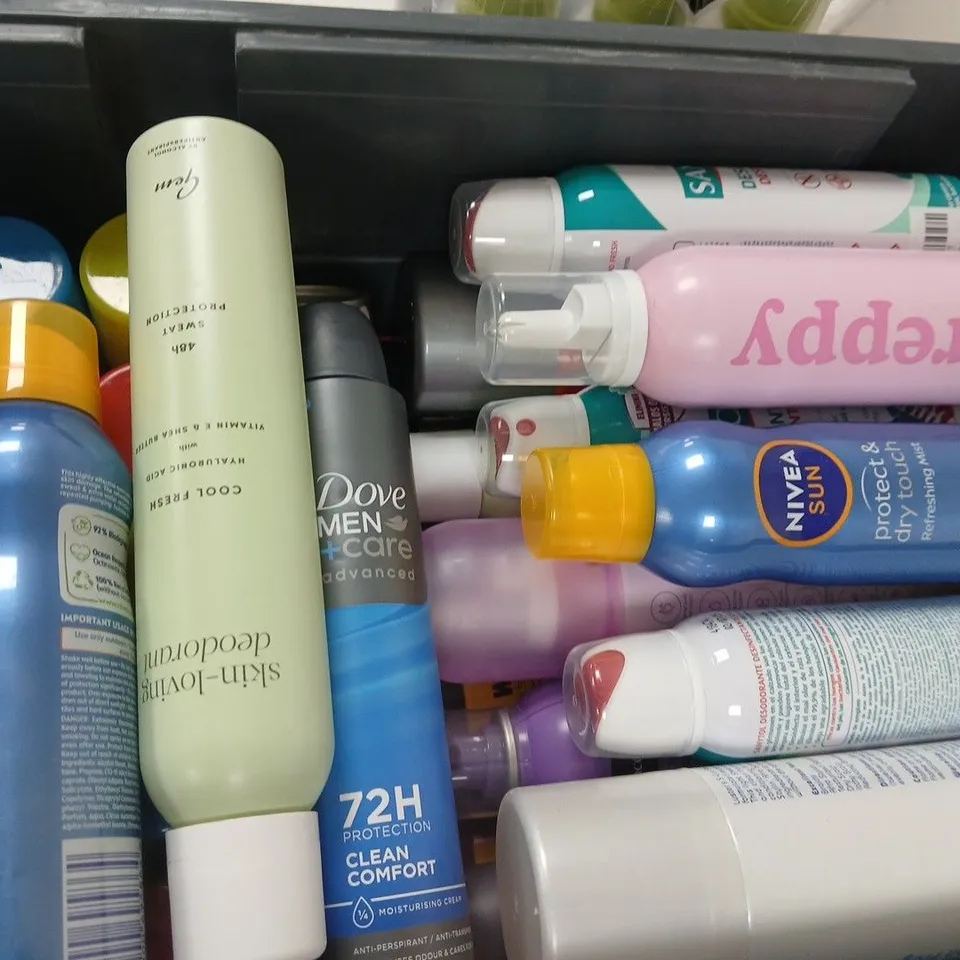 APPROXIMATELY 15 ASSORTED AEROSOLS TO INCLUDE SILLY STRING, DOVE MEN CARE, 360 STYLIN AERO SPRAY, ETC - COLLECTION ONLY