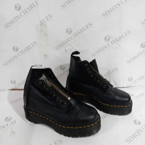 UNBOXED PAIR OF DR.MARTINS ZIPED BOOT SOLES BOUNCING SIZE UK 6.5
