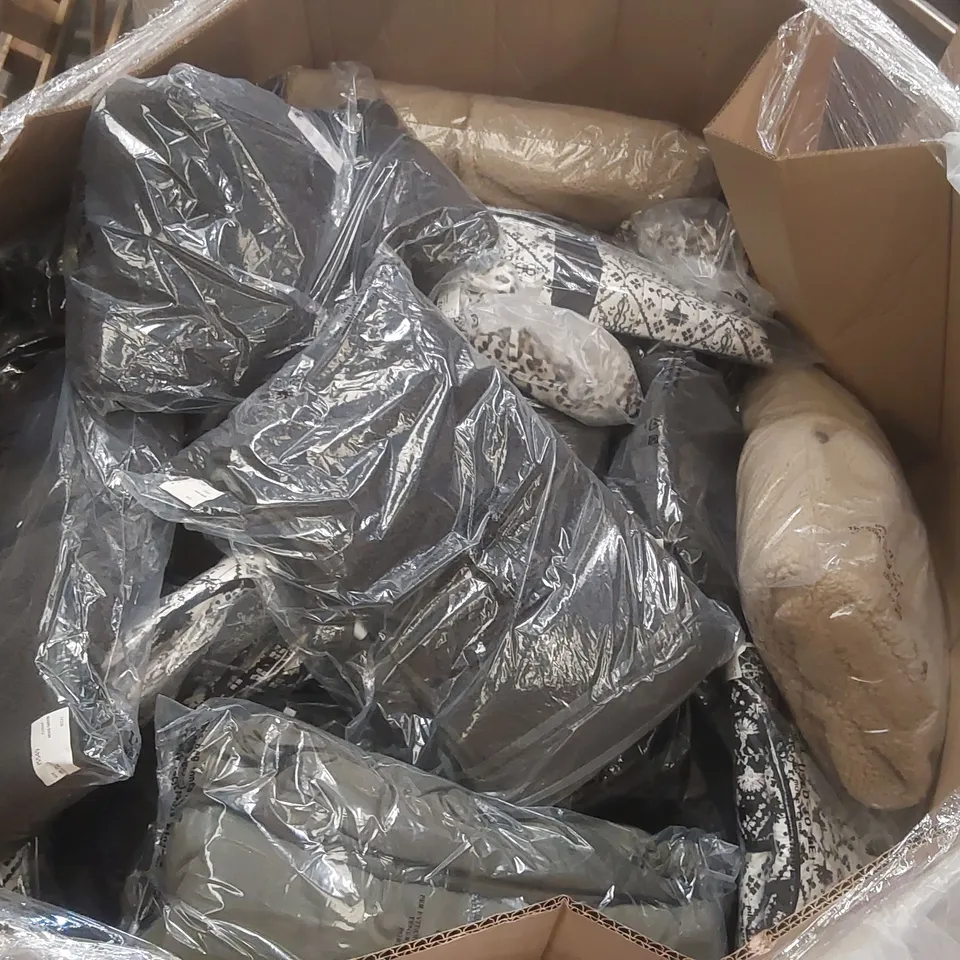 PALLET CONTAINING APPROXIMATELY 150x BRAND NEW ASSORTED DESIGNER CLOTHING ITEMS INCLUDING: JD WILLIAMS TOP, SIMPLY BE COATS, SIMPLY BE BODYSUIT ECT