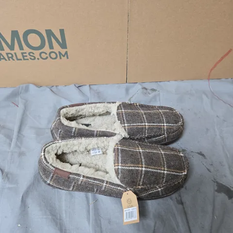 JO & JOE BROWN PLAID SLIPPERS WITH FAUX SHEARLING – UK 8