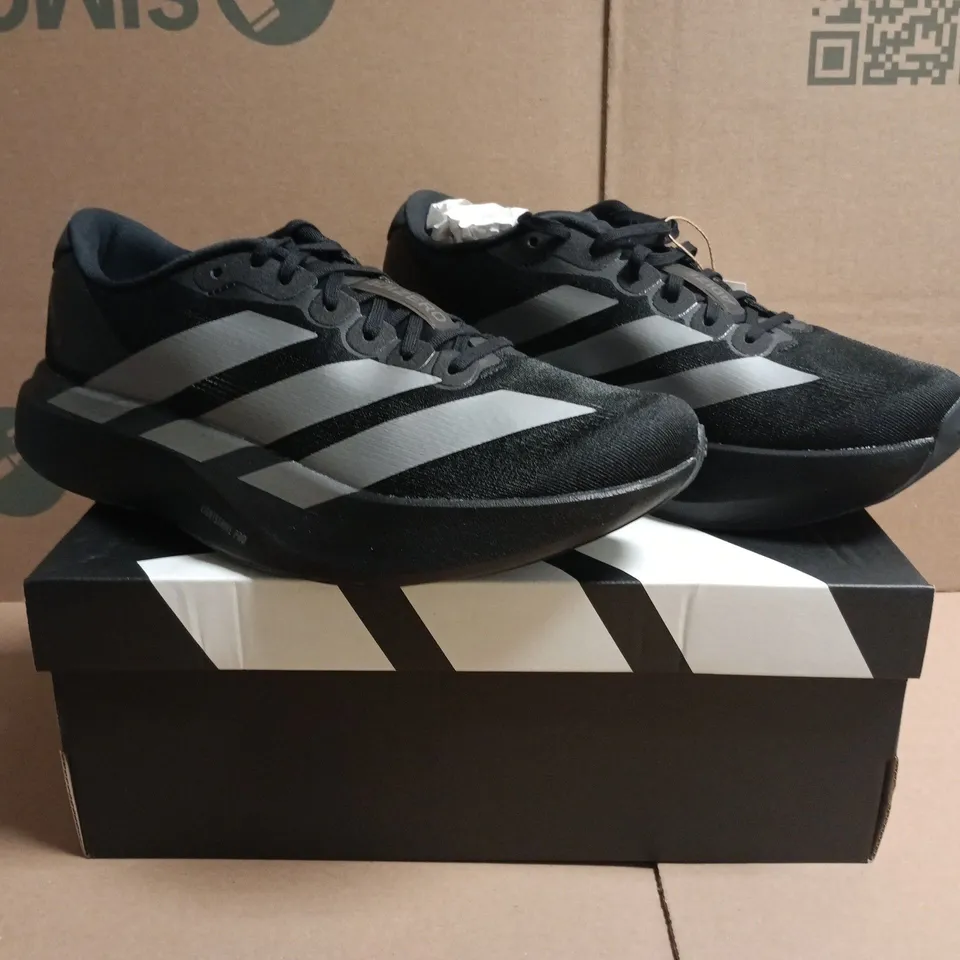 BOXED PAIR OF ADIDAS ADIZERO EVO SL TRAINERS IN BLACK/GREY SIZE UK 7