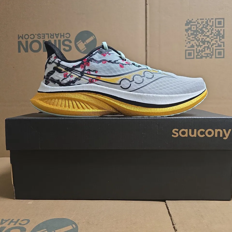 BOXED PAIR OF SAUCONY ENDORPHIN SPEED 5 TRAINERS IN WHITE/FLEUR BLANC SIZE UK 10