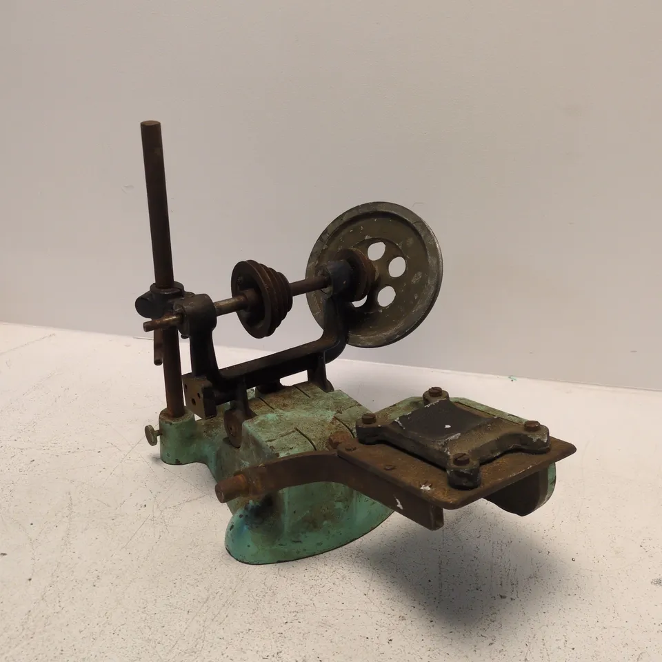 VINTAGE HAND-CRANKED WORKSHOP TOOL WITH FLYWHEEL, GREEN BASE