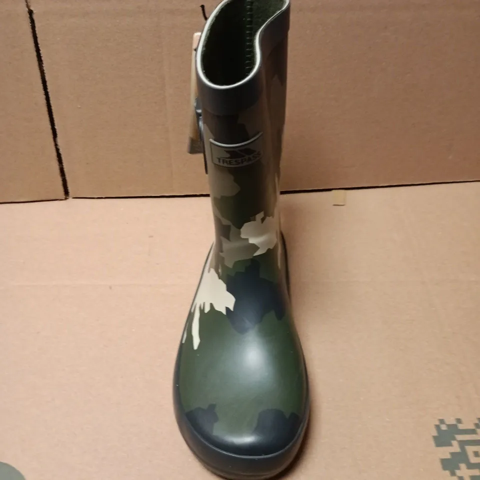 UNBOXED PAIR OF TRESPASS KIDS PUDDLE 20 WELLY IN CAMO - UK 11