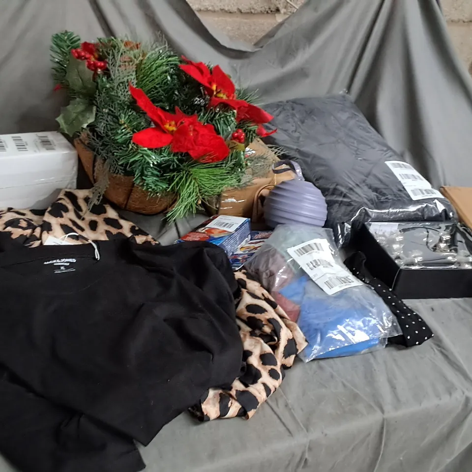 BOX OF APPROXIMATELY 25 ASSORTED ITEMS TO INCLUDE: JACK&JONES BLACK TSHIRT,FIREWORK DECORATION,ESSENTIAL FOOTMUFF-BLACK, HORSETAIL LIGHTS, CRASH BANDICOOT FOR PS4 ETC