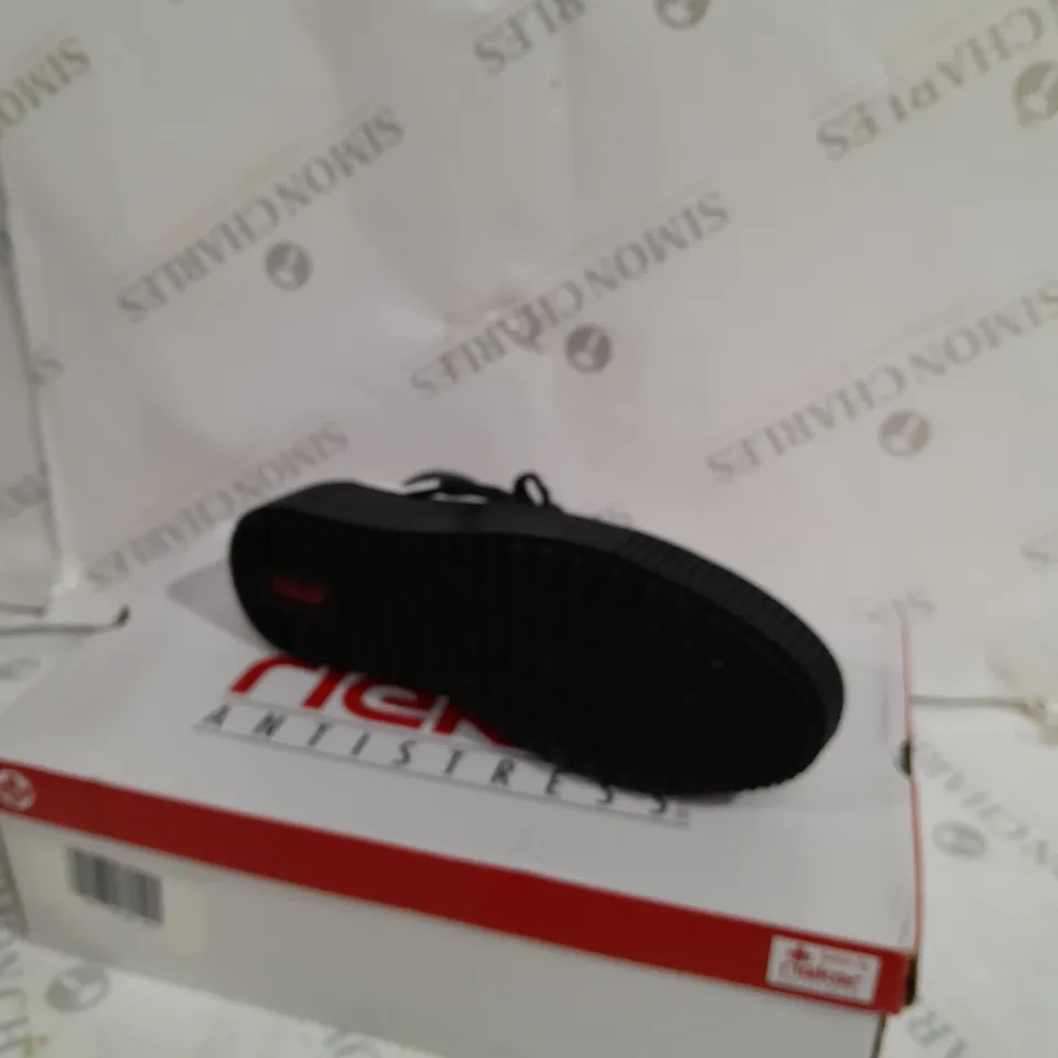 PAIR OF SKECHERS WINTER ON THE GO FAUX FUR TRIM BOOTS, BLACK - SIZE 5