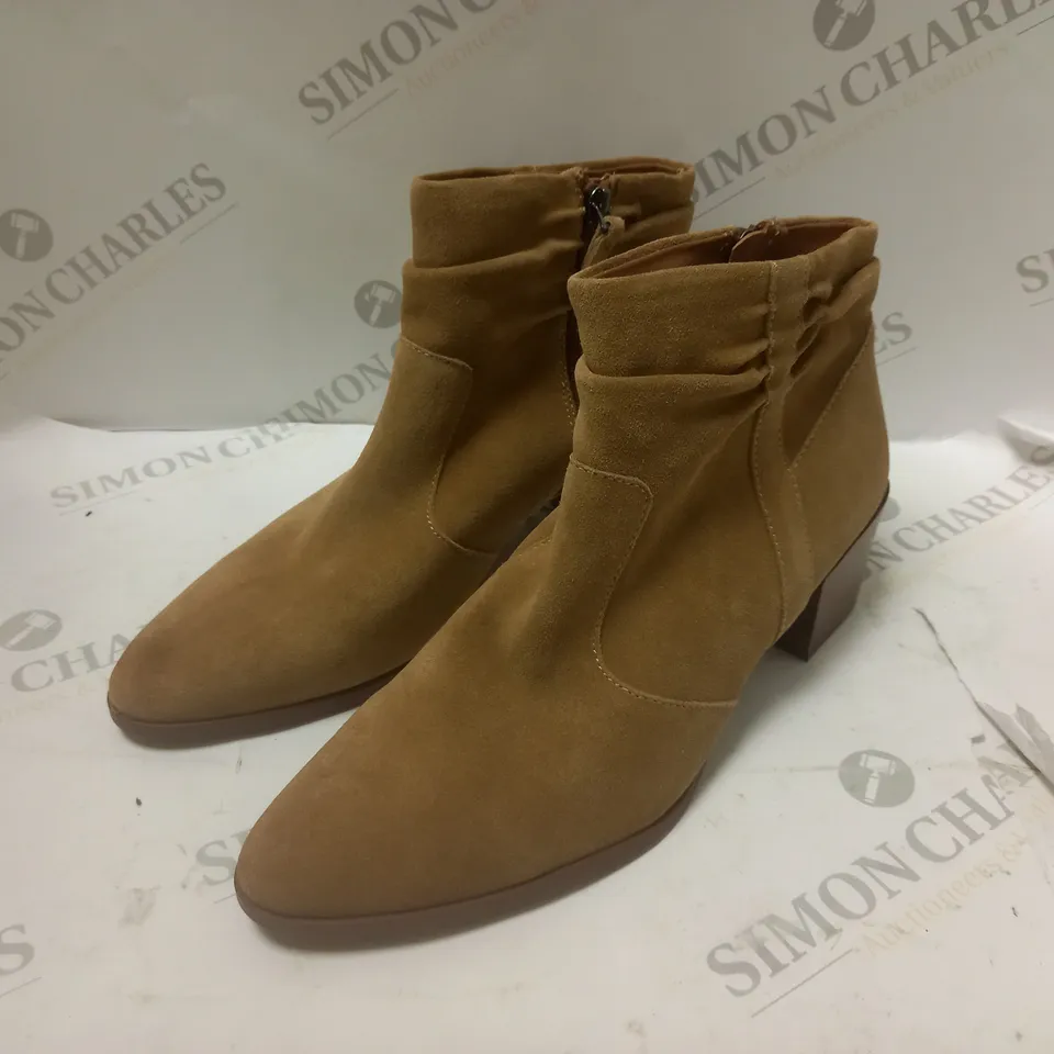 BEIGE / SAND BOOTS WITH HEELS - SIZE 9