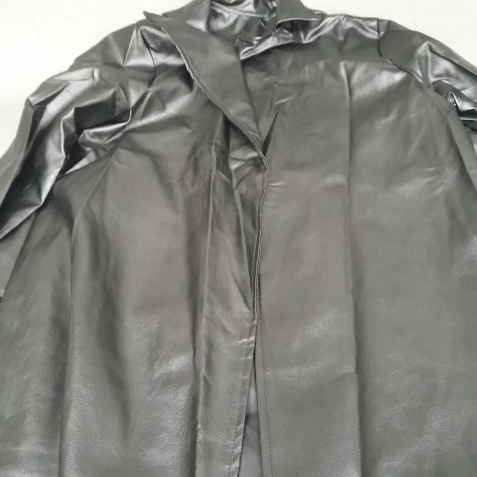 APPROXIMATELY 20 ASSORTED PRODUCTS TO INCLUDE WATER BOTTLE, SQUEEGEE, PILLOW CASES, KITCHEN SCISSORS