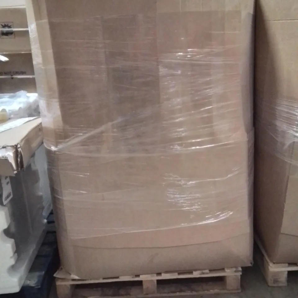 PALLET CONTAINING A LARGE QUANTITY OF PILLOWS 