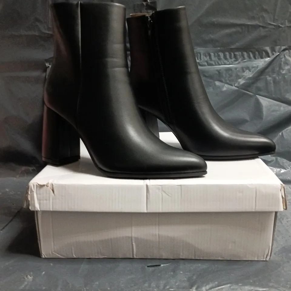 BOXED PAIR OF PRETTY LITTLE THING BLOCK HEEL ANKLE BOOTS IN BLACK SIZE 6