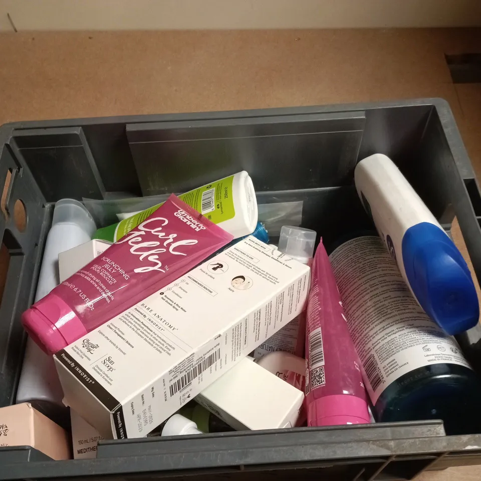 BOX OF APPROXIMATELY 10 ASSORTED BEAUTY PRODUCTS INCLUDING BSRE ANATOMY ROSEMARY WATER AND RICE WATER, UMBERTO GIANNINI CURL JELLY AND GREEN PLUM REFRESHING CLEANSER