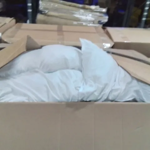 PALLET CONTAINING A LARGE QUANTITY OF PILLOWS 