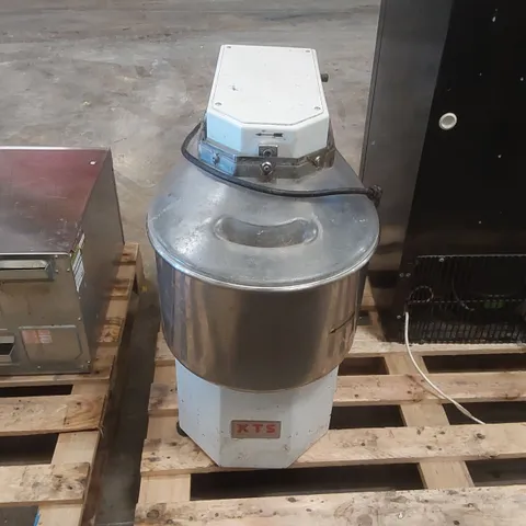 XTS INTERNATIONAL COMMERCIAL DOUGH MIXER