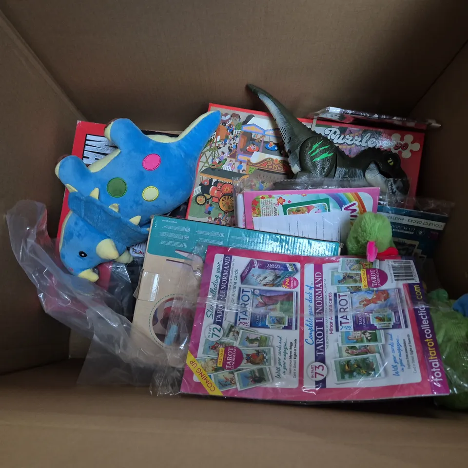 BOX OF APPROX 7 ASSORTED TOYS TO INCLUDE - FORTNITE FACE MASK , 24 COLORS ARCYLIC PAINT MARKER , CHAIN GAME ETC