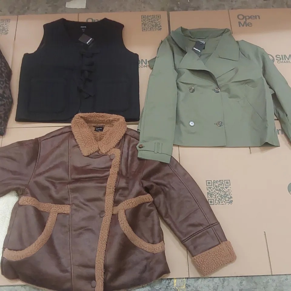 PALLET CONTAINING APPROXIMATELY 110x BRAND NEW ASSORTED DESIGNER CLOTHING ITEMS INCLUDING: SIMPLY BE JACKETS ECT