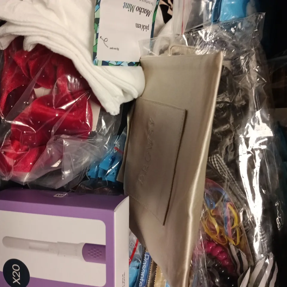 APPROXIMATELY 15 ASSORTED HEALTH & BEAUTY PRODUCTS TO INCLUDE HAIR WRAP, CARVER BLADE, BODY SCRUB ETC 