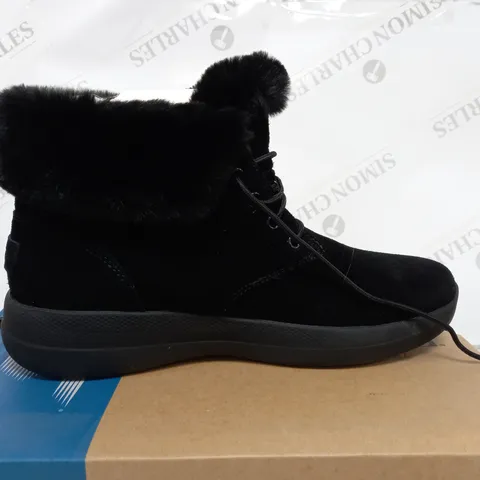 BOXED PAIR OF SKECHERS GO WALK SHOES IN BLACK SIZE 7