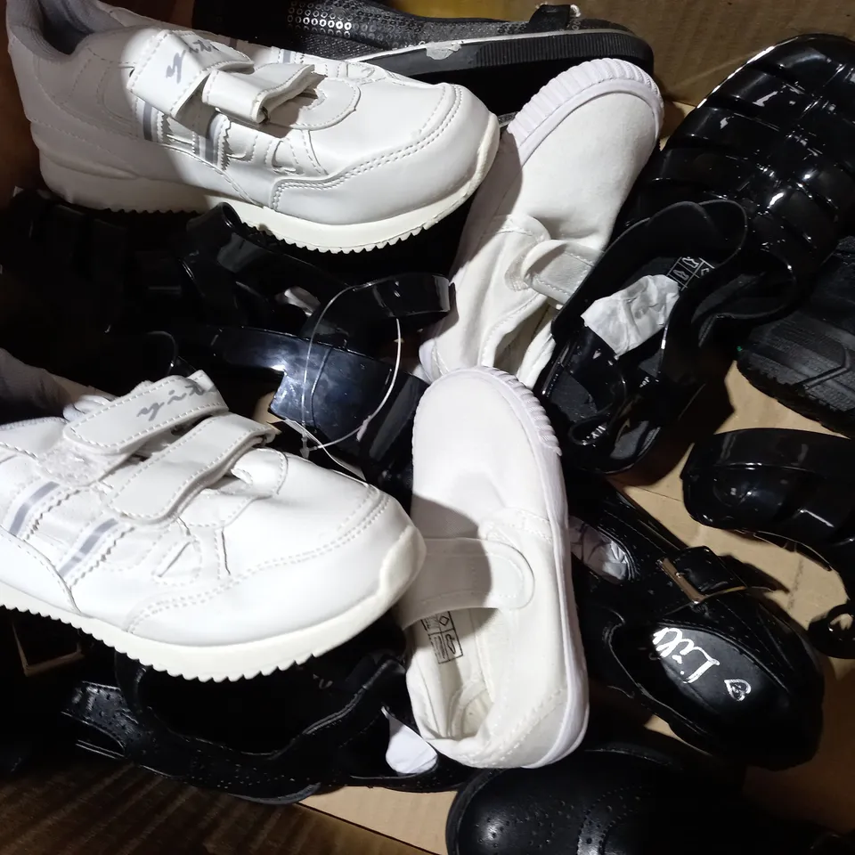 APPROXIMATELY 10 PAIRS OF ASSORTED KIDS SHOES IN VARIOUS STYLES AND SIZES 