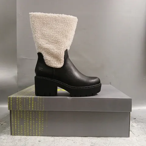 BOXED PAIR OF KOI TEXEL SHEARLING SWITCH BOOTS IN BLACK SIZE UK 4