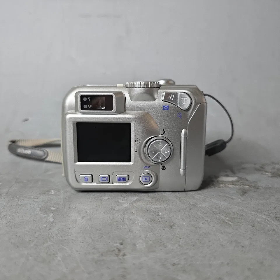 NIKON COOLPIX 2100 CAMERA