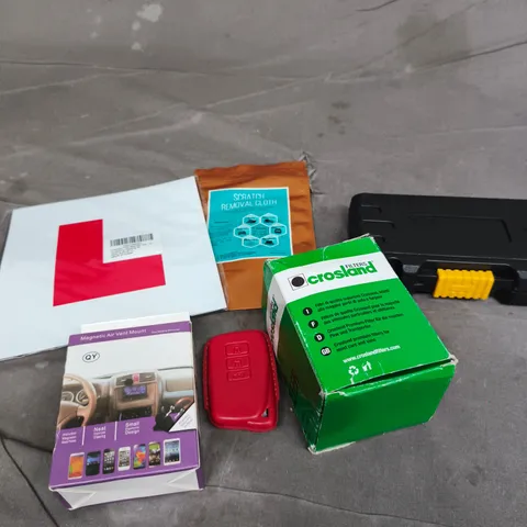 APPROXIMATELY 10 ASSORTED VEHICLE PARTS AND ACCESSORIES TO INCLUDE LEARNER PLATES, OIL FILTER, SCRATCH REMOVAL CLOTH ETC