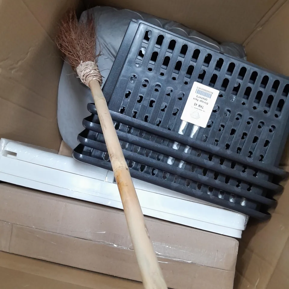 BOX OF APPROXIMATELY 5 ASSORTED ITEMS TO INCLUDE BROOM, CUSHION, STORAGE RACK ETC