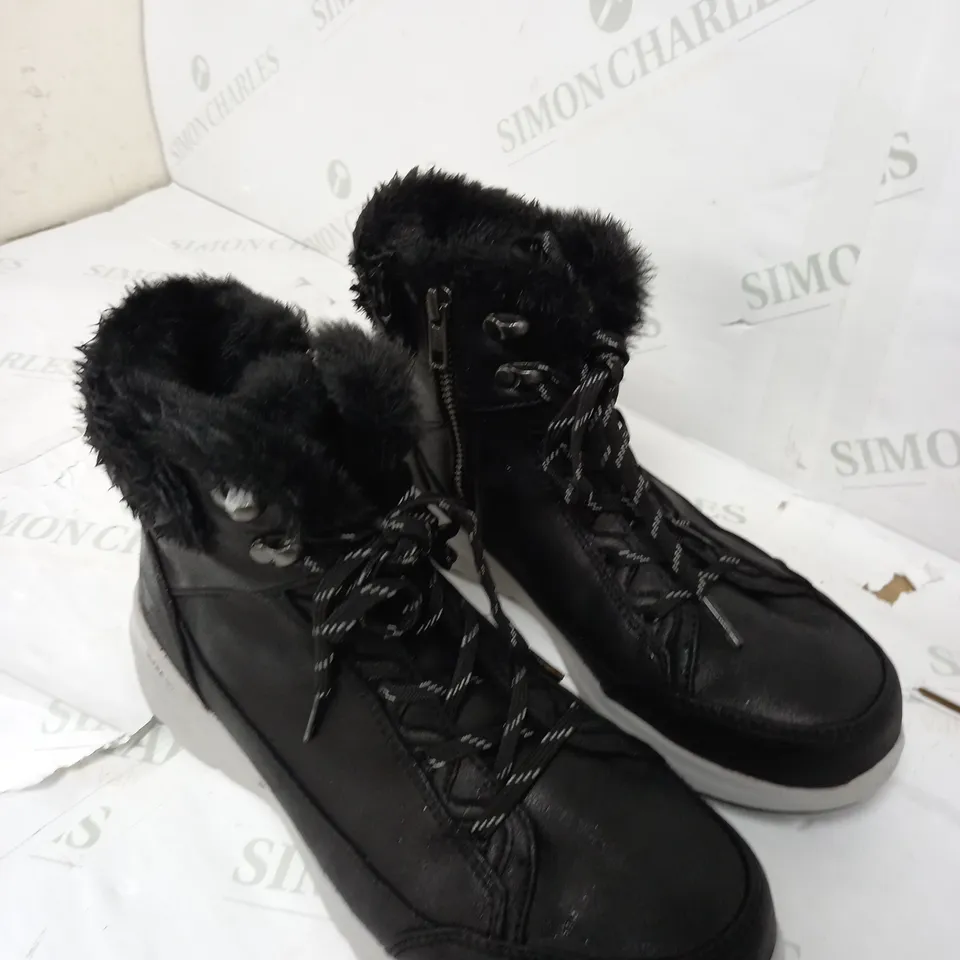 SKECHERS GLACIAL ULTRA BOOTS SIZE 5